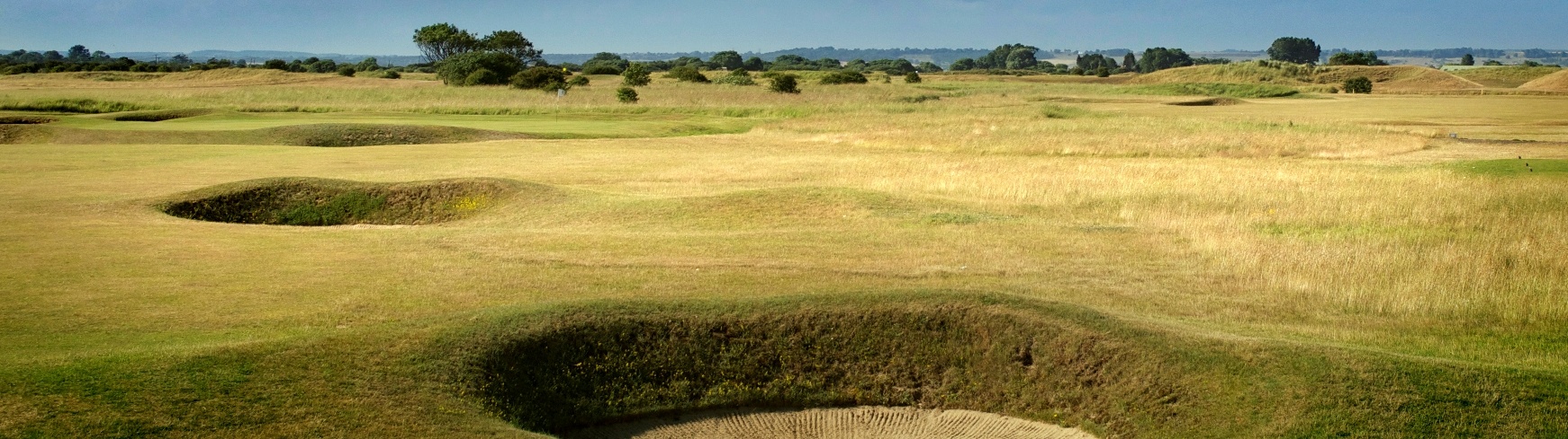 Hole 1 of Littlestone Championship Links Course (low).jpg